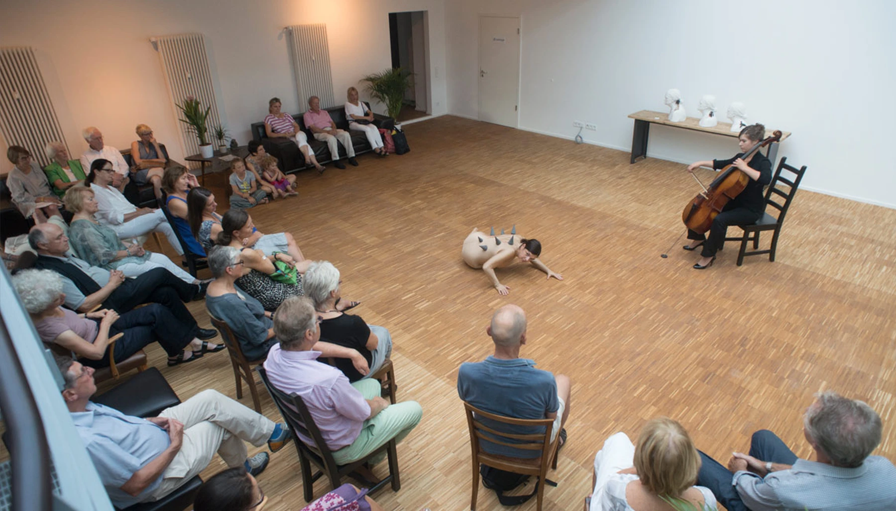 Es sitzt mir was im Nacken – Performance mit Celloimprovisation
