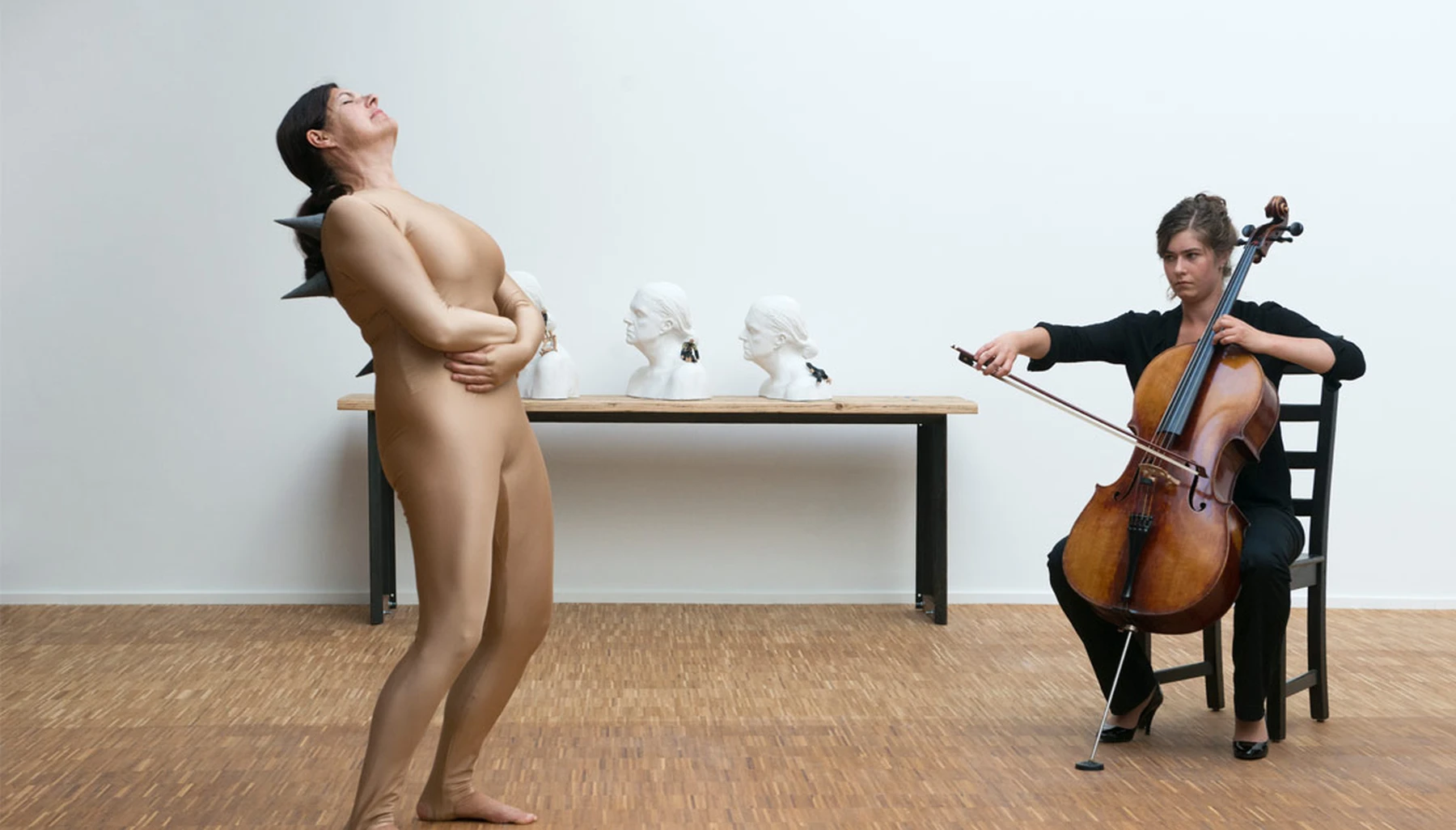 Es sitzt mir was im Nacken – Performance mit Celloimprovisation