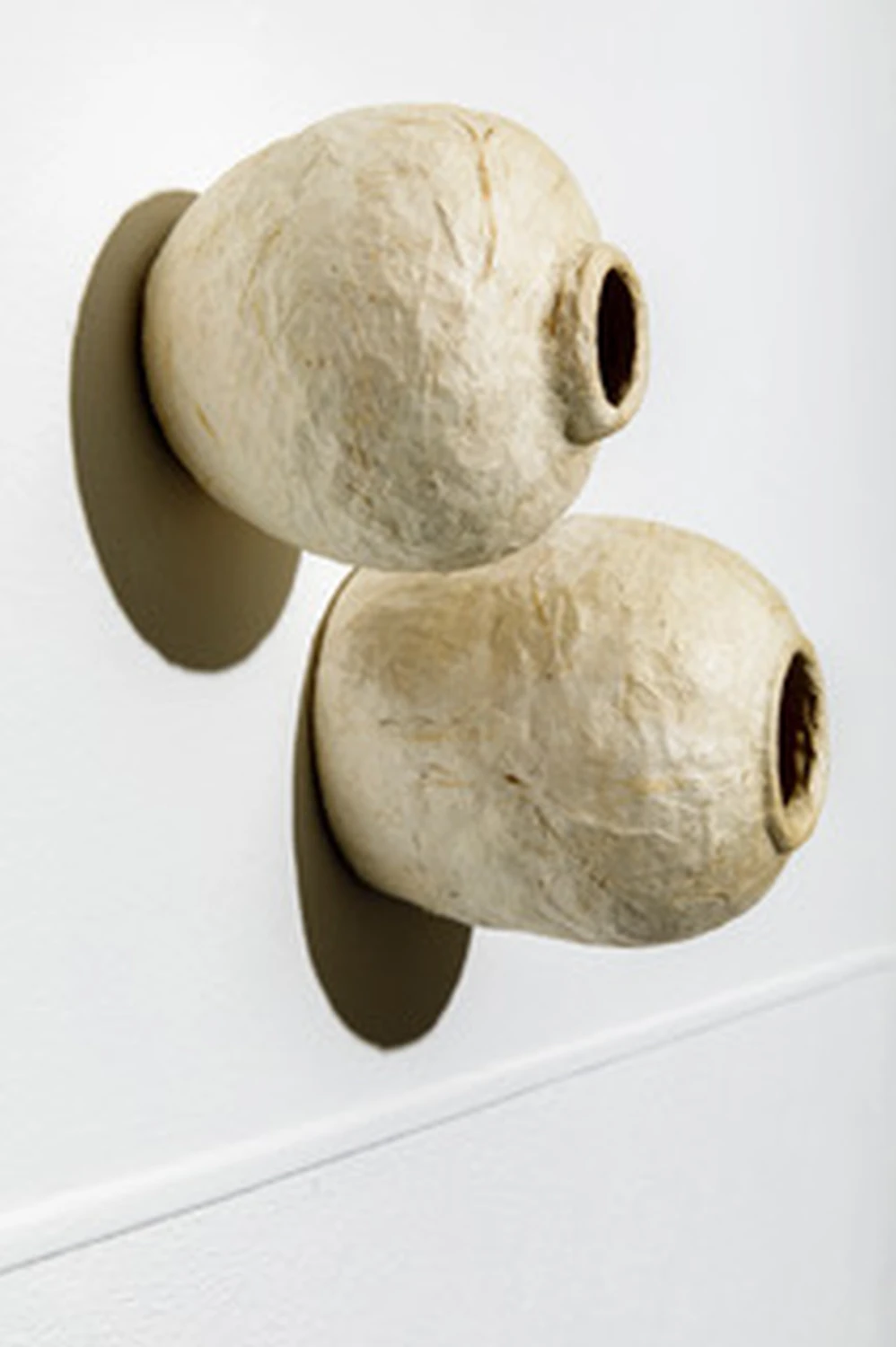 Gefäße 01-02 aus der Installation, 2011, kaschiertes Hanfpapier, 21, 5 x 19,5 cm