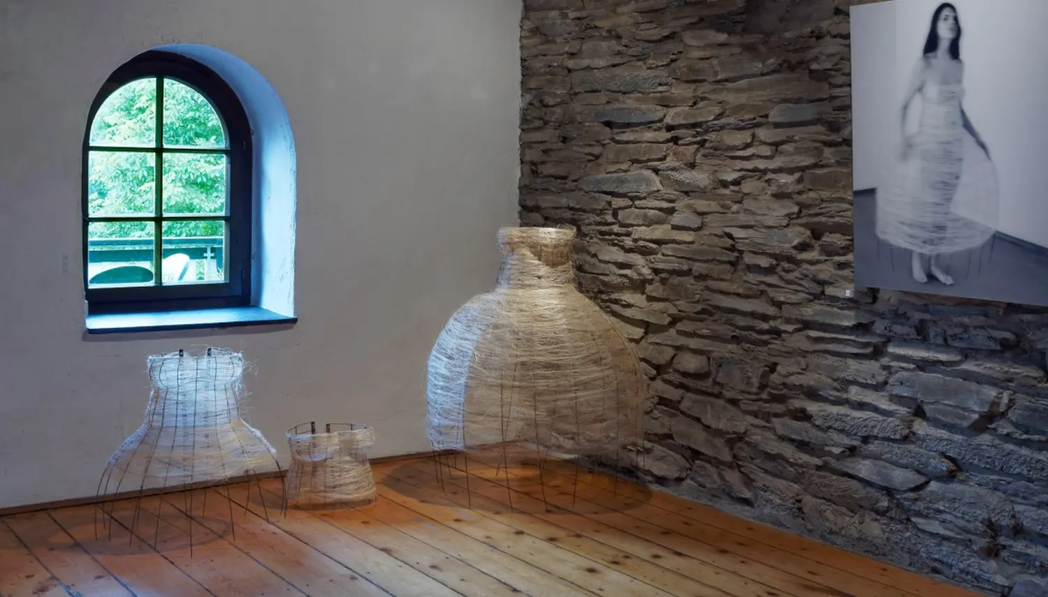 Korsett (Bewegung 3), 2008, Korsett I; II; und III, 2008, Draht und Sisial