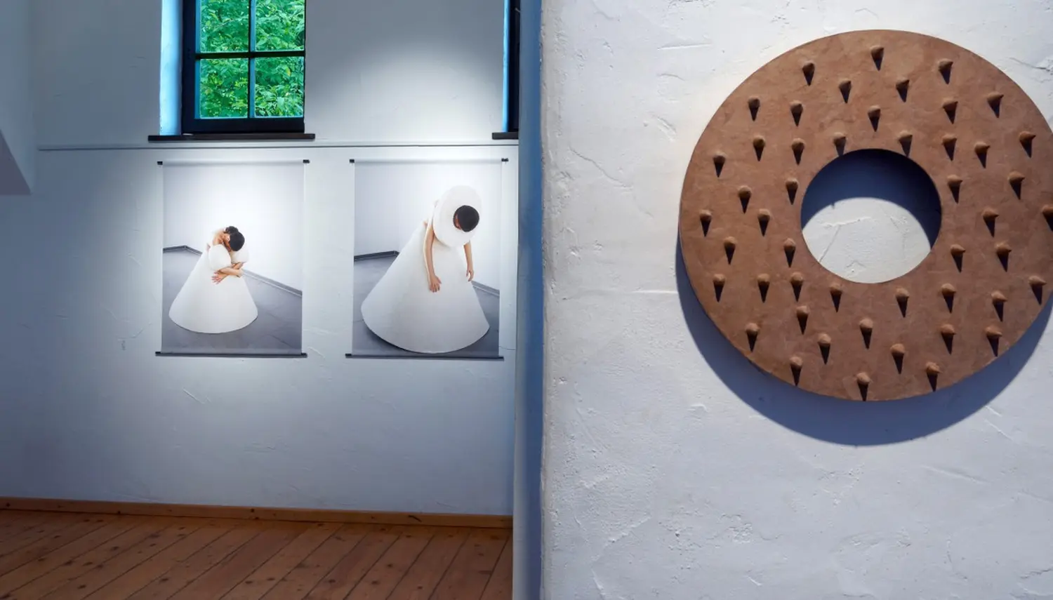 Körperhüllen im Wandlungsprozess I und II (Fotosequenz aus Performance),2012, Injektdruck auf Stoff